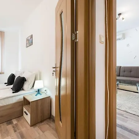 Cozy Near Grand Mall * Varna