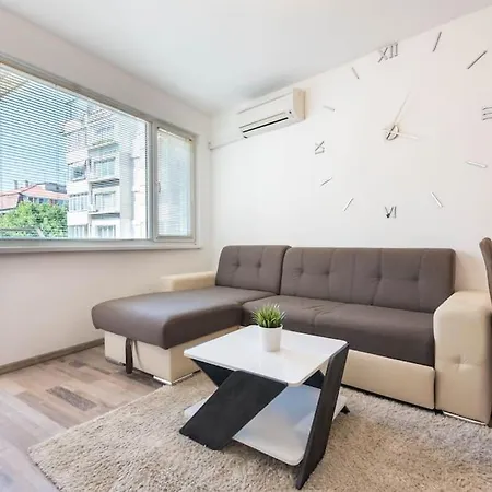 Cozy Near Grand Mall Varna