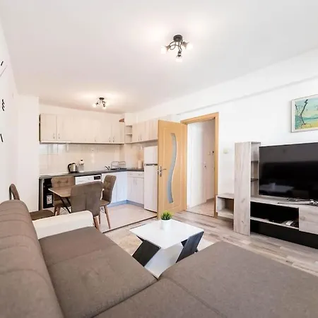 Cozy Near Grand Mall Apartman *